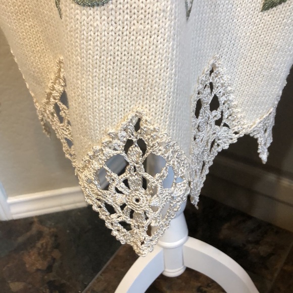 Beautiful embellished sweater - Picture 3 of 9